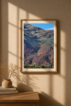 Tirage photographique encadré du Courtaou des Esclozes présenté dans un intérieur lumineux.