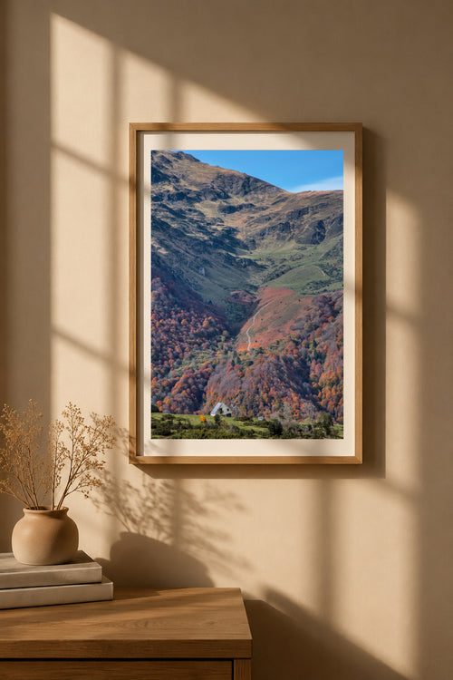 Tirage photographique encadré du Courtaou des Esclozes présenté dans un intérieur lumineux.