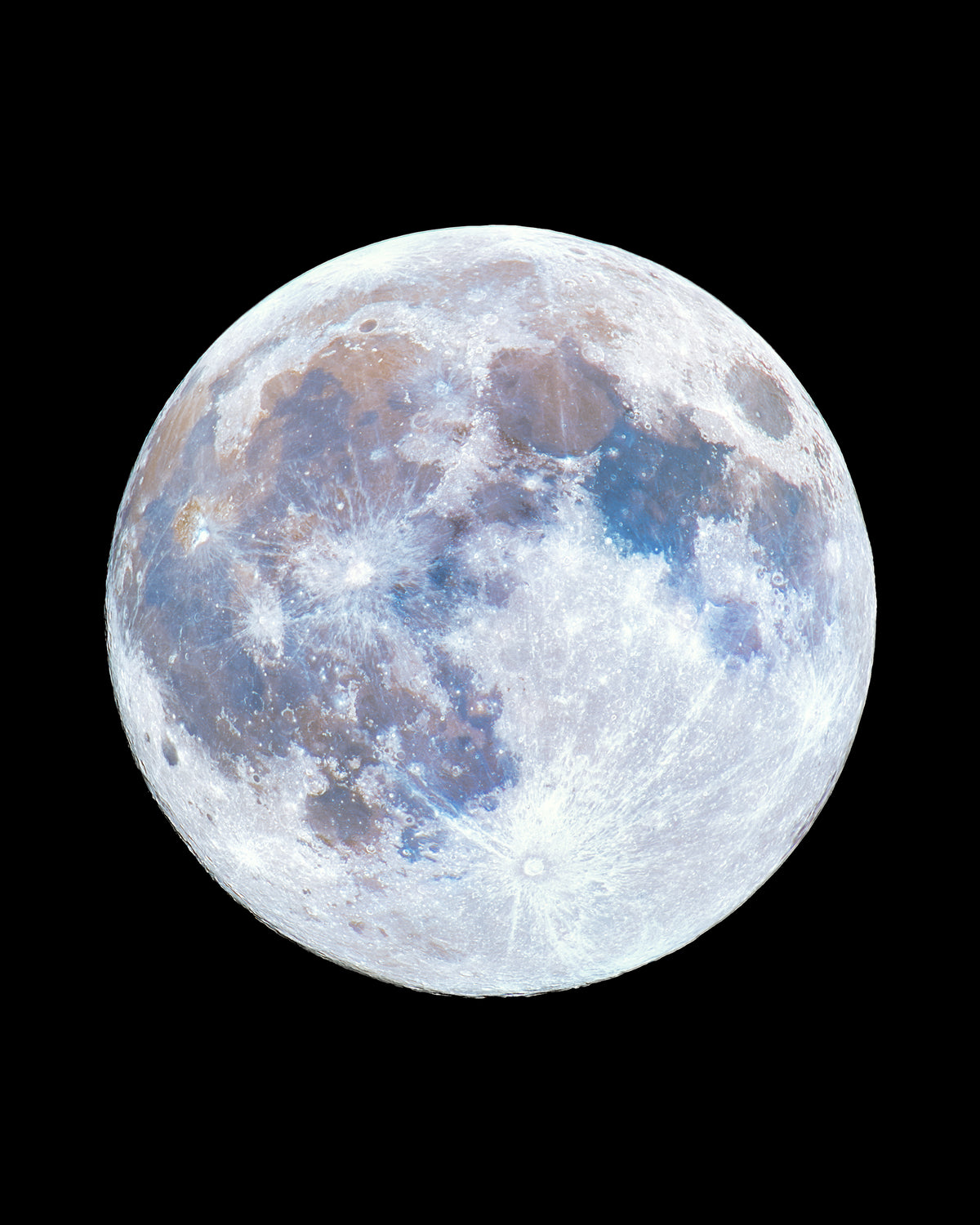 Photographie de la super lune d’octobre 2025 montrant les détails minéraux et les reliefs de la surface lunaire.