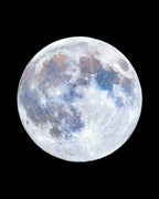 Photographie de la super lune d’octobre 2025 montrant les détails minéraux et les reliefs de la surface lunaire.