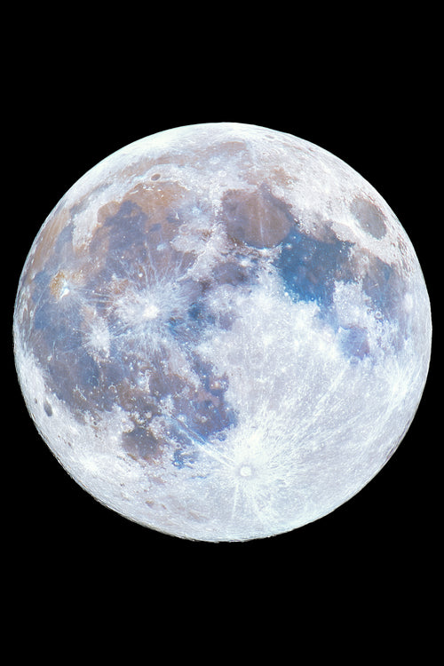 Photographie détaillée de la super lune d’octobre 2025 révélant les reliefs et textures de la surface lunaire sur fond noir.