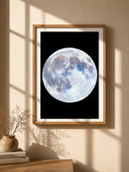 Tirage photographique encadré d’Éclat lunaire présenté dans un intérieur lumineux.