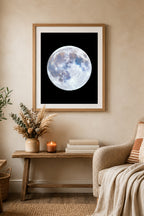 Tirage photographique encadré d’Éclat lunaire présenté dans un intérieur lumineux.