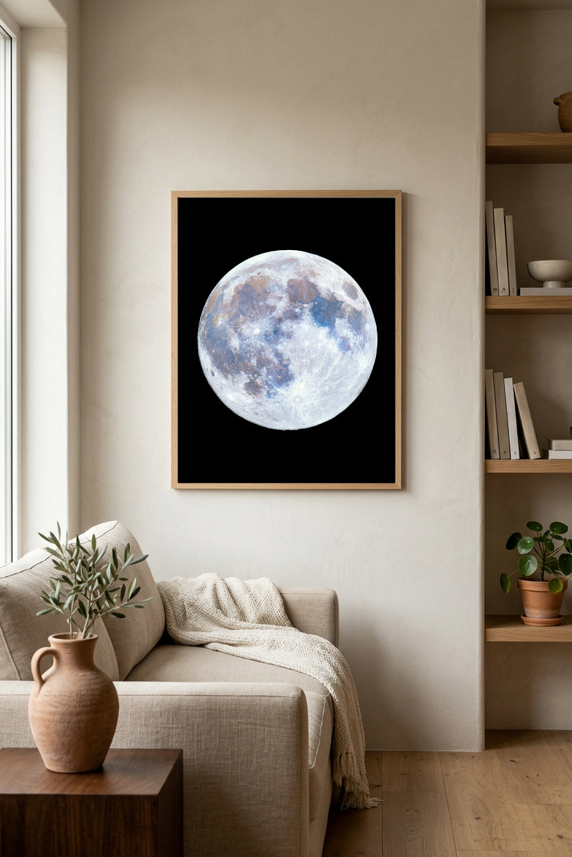 Tirage photographique encadré d’Éclat lunaire présenté dans un intérieur lumineux.