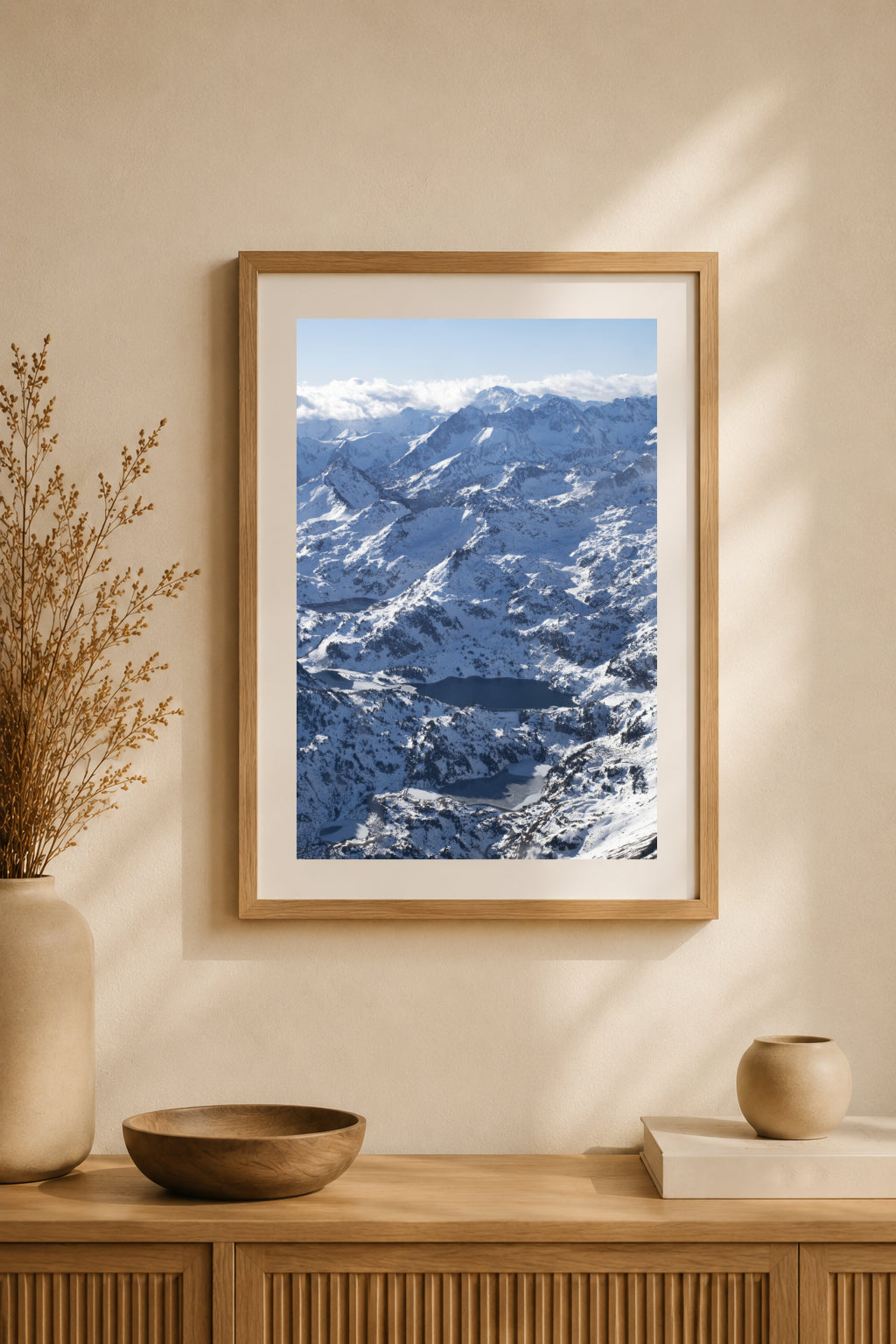 Tirage photographique encadré de Succession de lacs présenté dans un intérieur lumineux.