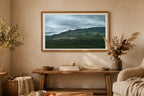 Tirage panoramique encadré du Village perdu présenté dans un intérieur lumineux.