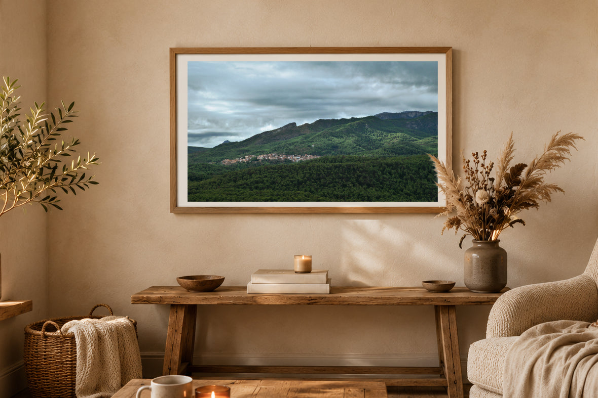 Tirage panoramique encadré du Village perdu présenté dans un intérieur lumineux.