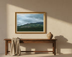 Tirage photographique encadré du Village perdu présenté dans un intérieur lumineux.