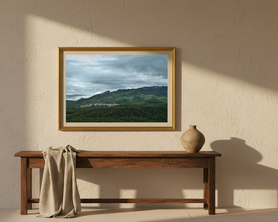 Tirage photographique encadré du Village perdu présenté dans un intérieur lumineux.